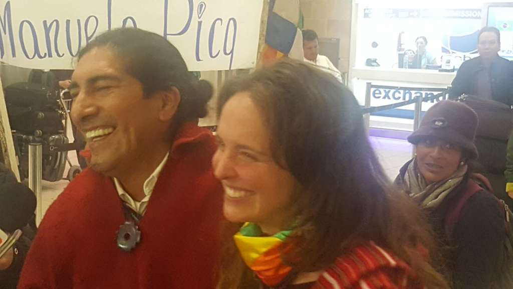 Manuela Picq llegó a Ecuador y tuvo un emotivo recibimiento en el aeropuerto de Quito