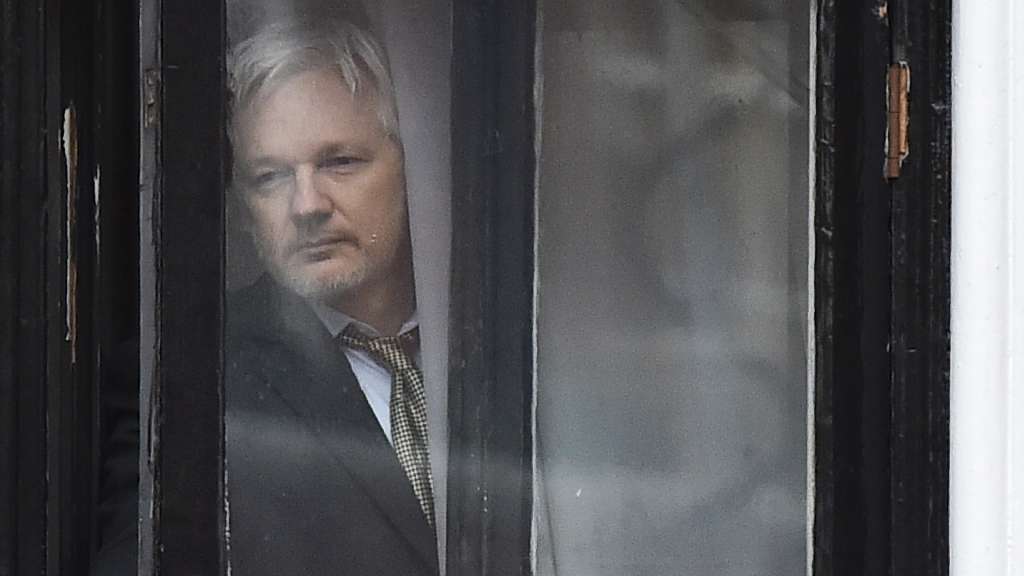 Juicio de extradición de Assange se pospone para mayo