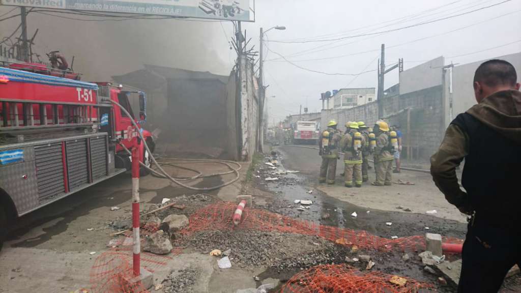 Incendio consumió una recicladora en el sur de Guayaquil