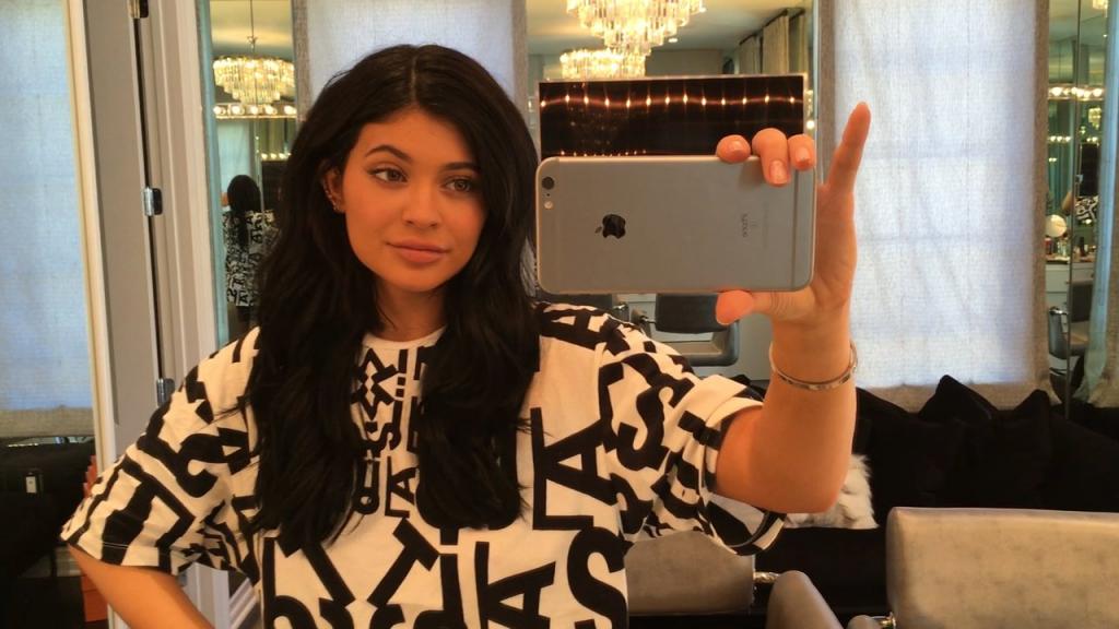 Kylie Jenner publicó un tutorial de su rutina diaria de maquillaje y miles de mujeres tomaron nota