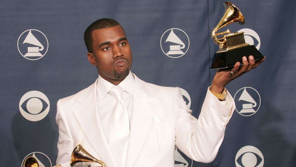 Kanye West orina sobre un Grammy en medio de su disputa con discográficas