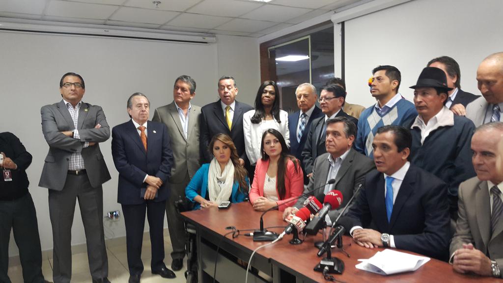 Oposición legislativa reúne firmas para juicio político a Espinosa