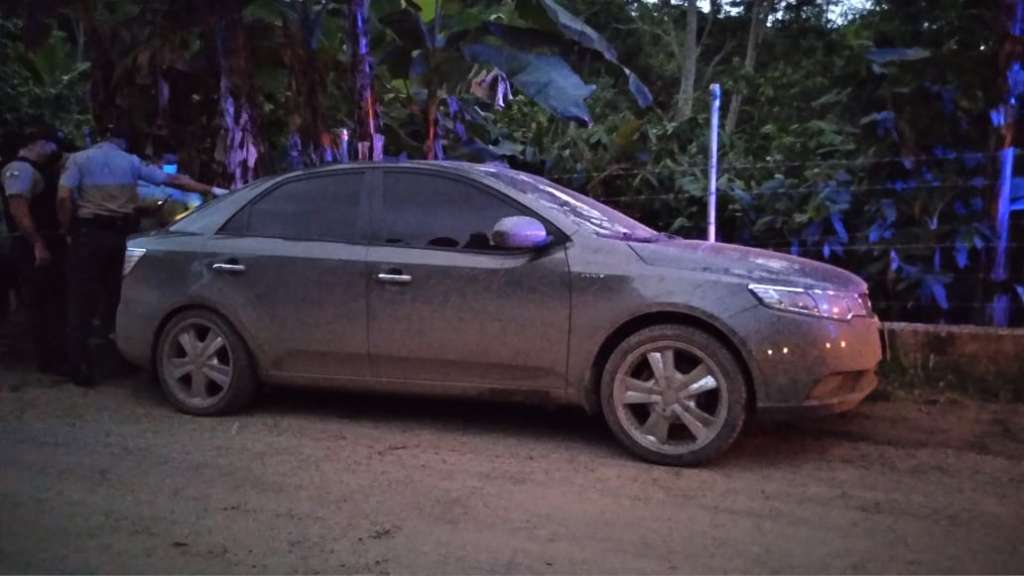 Hallan dos cadáveres dentro de un carro abandonado en Portoviejo