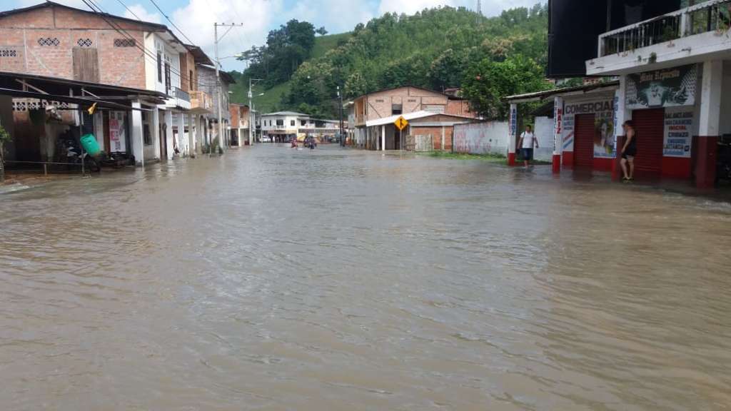 700 familias afectadas por inundaciones en Santa Ana