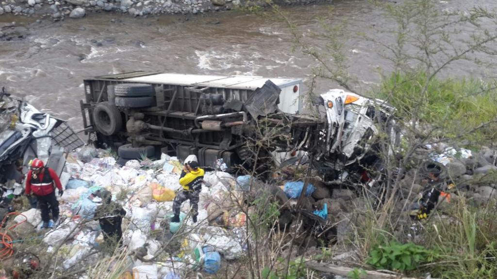 Dos muertos tras accidente de tránsito en puente de río Pisque