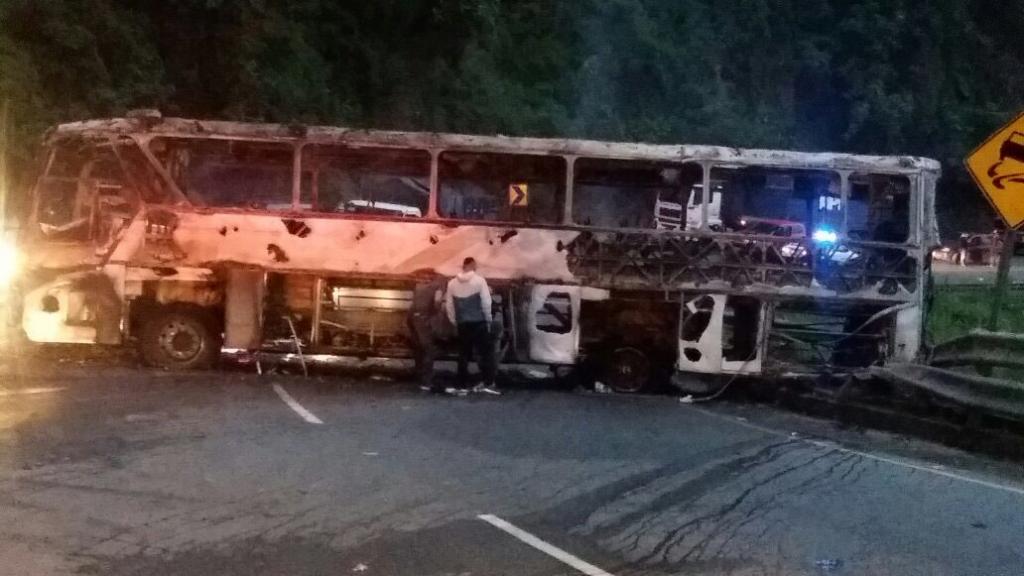 Un bus interprovincial se incendió en la vía Alóag - Santo Domingo