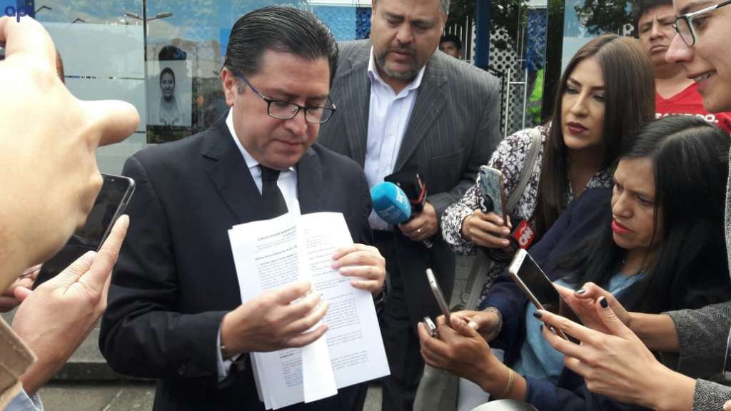 Defensa de Assange denuncia a funcionarios de Ecuador