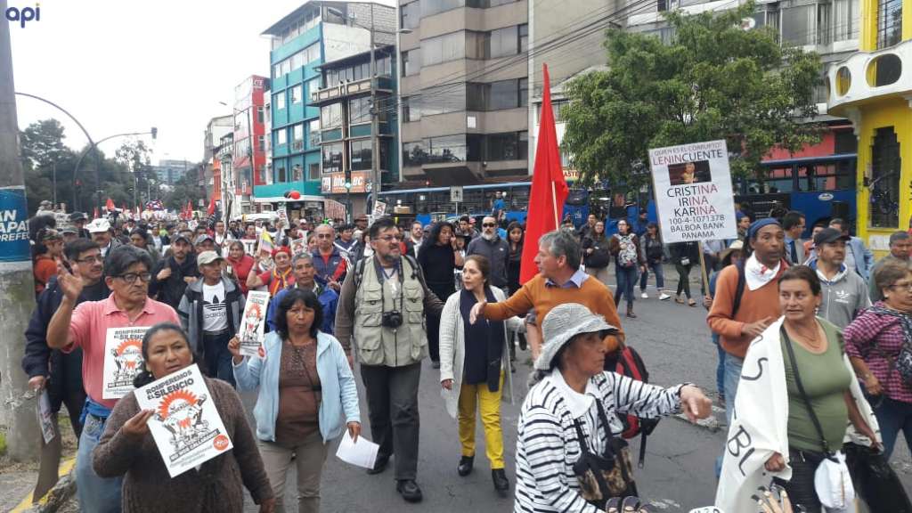 Marchan en Quito contra medidas del Gobierno