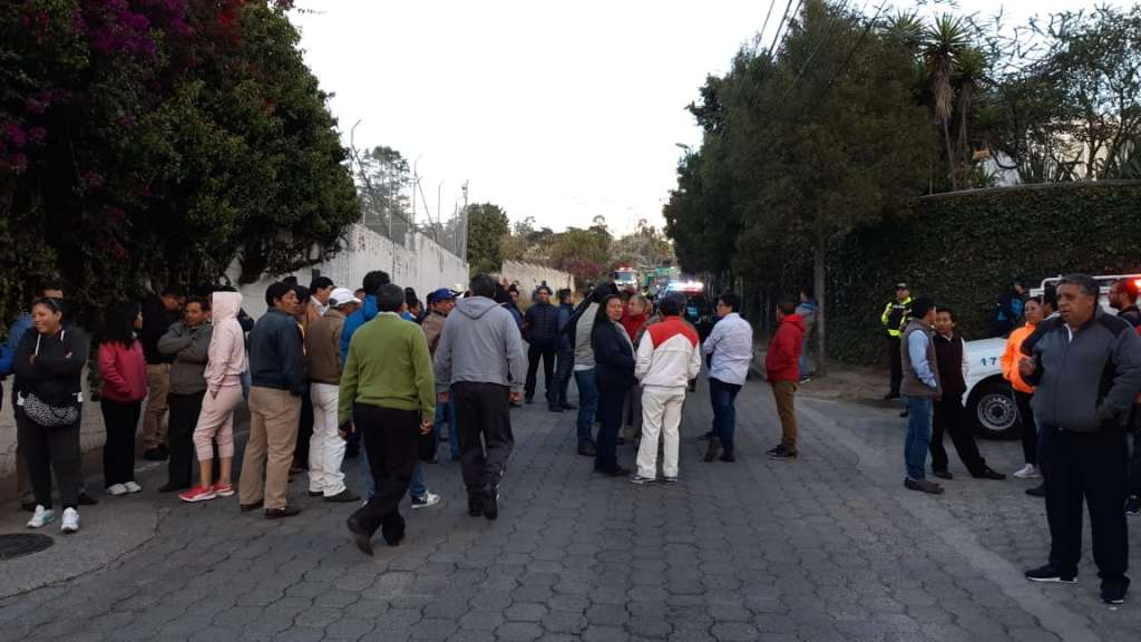 Taxistas protestan afuera de la casa del alcalde de Quito
