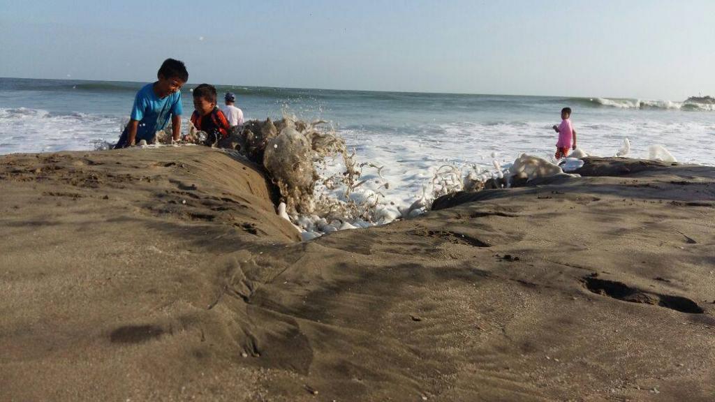 Fuerte oleaje deja varios daños en Playas