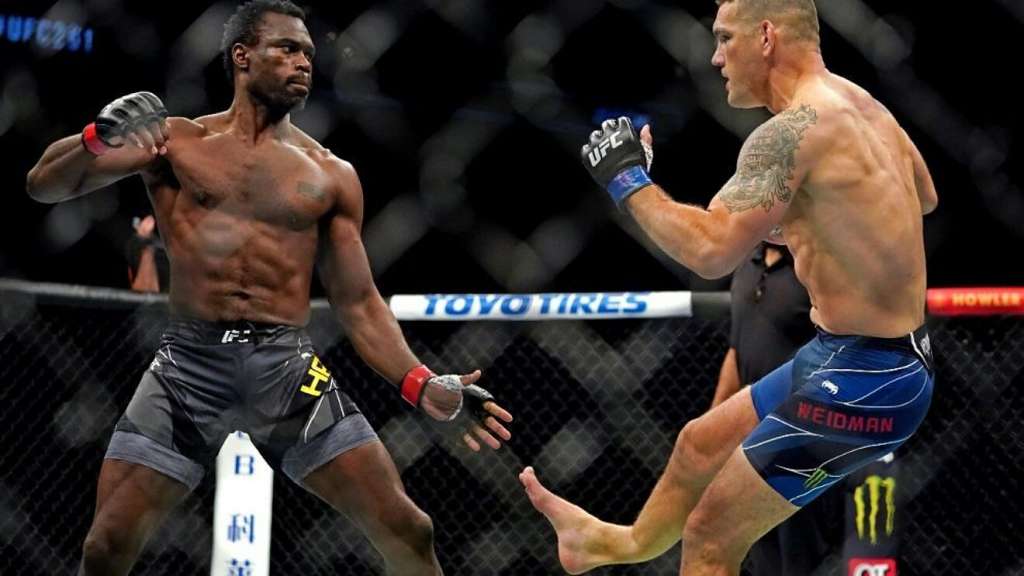 Chris Weidman muestra el antes y después de su fractura