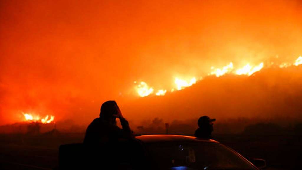 Los fuertes vientos impiden lucha contra incendios en el estado de California