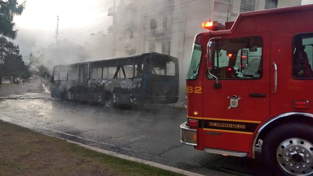 Autobús de pasajeros se incendió en Quito