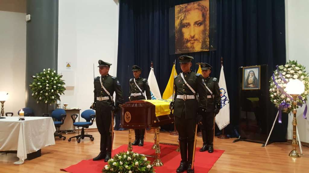 Velan restos de Julio César Trujillo en capilla ardiente, en Quito