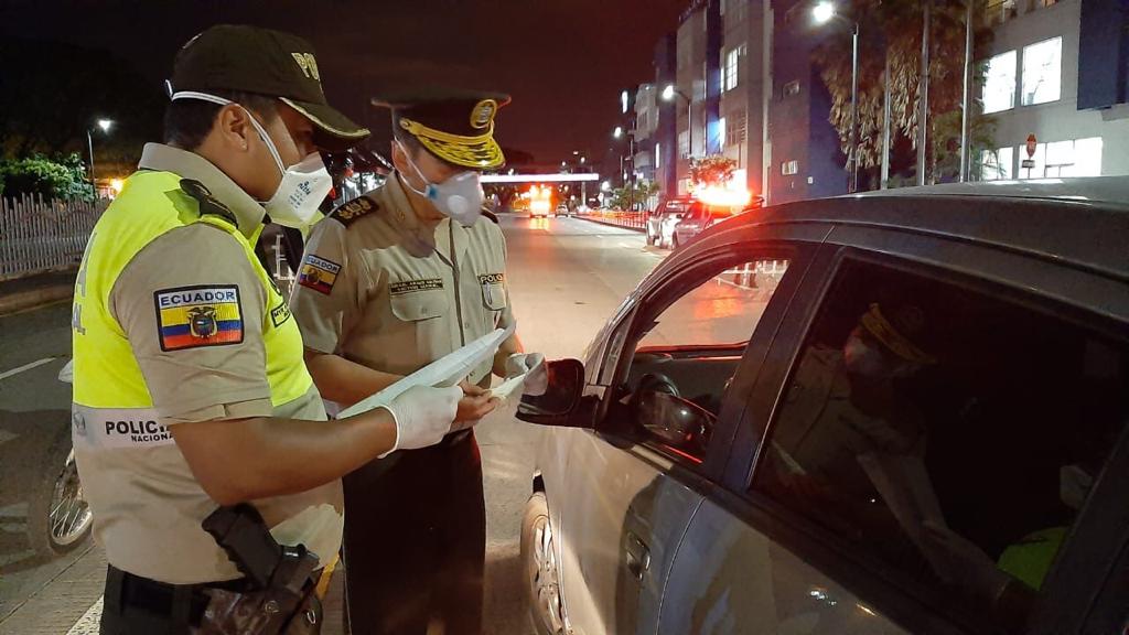 ¿Quiénes pueden circular sin salvoconducto durante horarios de restricción?