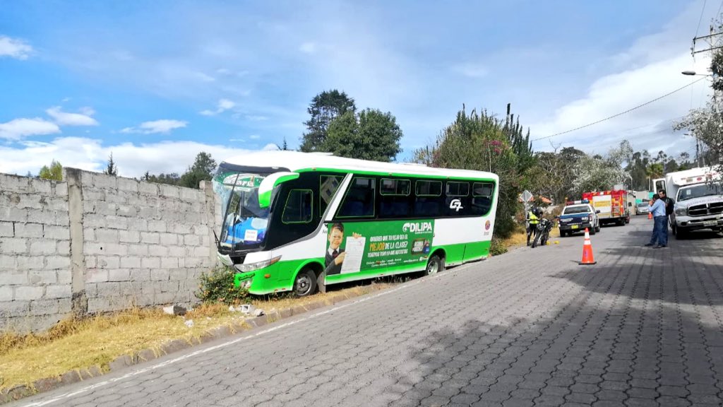 11 heridos tras impacto de bus contra un muro en Quito