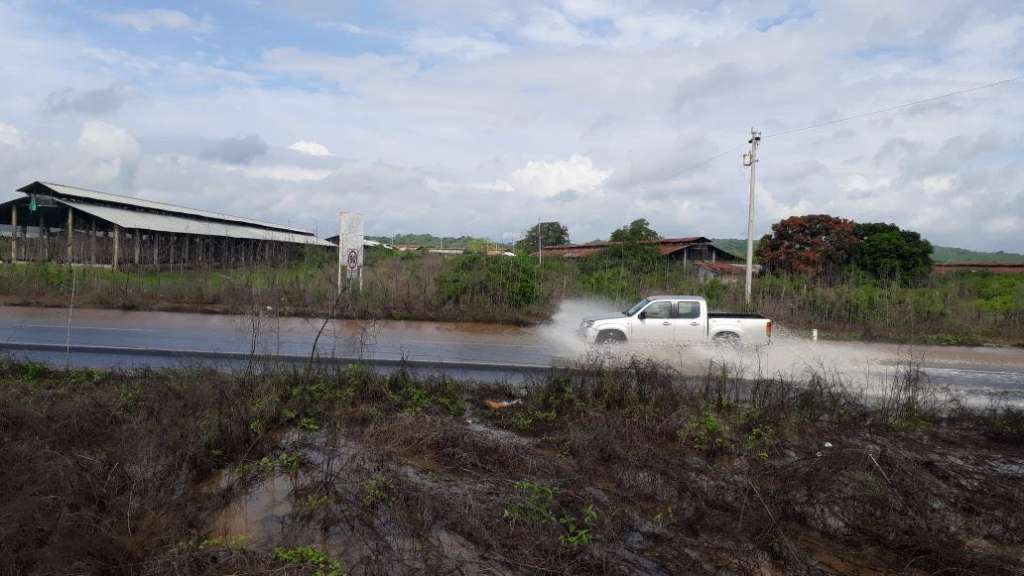 Desbordamiento de río en comuna del cantón Playas deja 50 personas aisladas