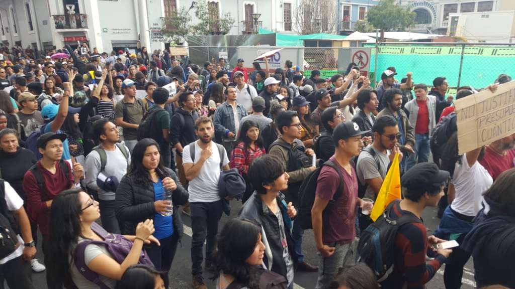 Estudiantes marchan contra recorte presupuestario