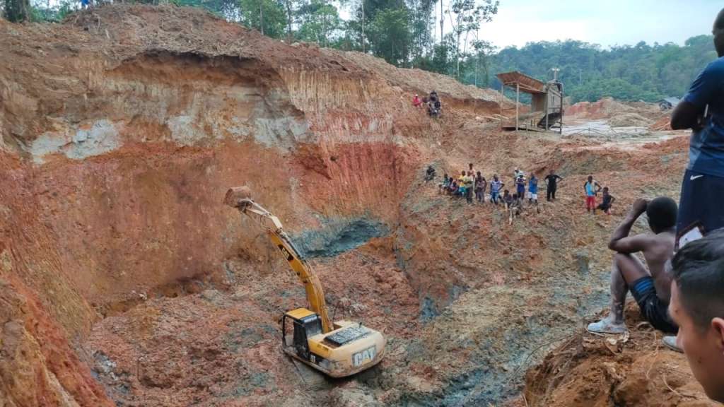 Ascienden a 5 los fallecidos tras deslizamiento de tierra en mina ilegal de Esmeraldas