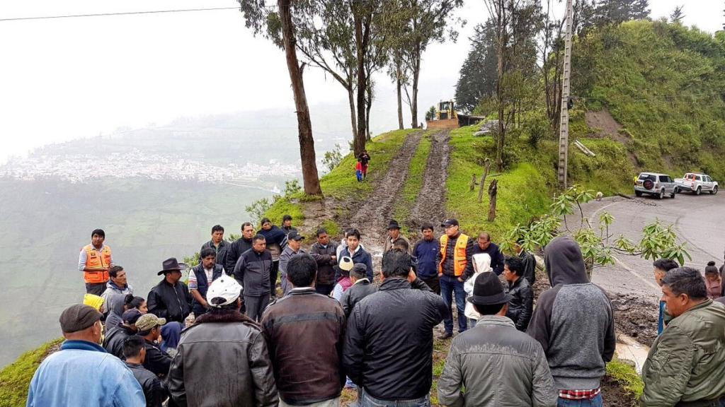 Deslizamiento de tierra destruye parte de la carretera que une 3 cantones de Cotopaxi