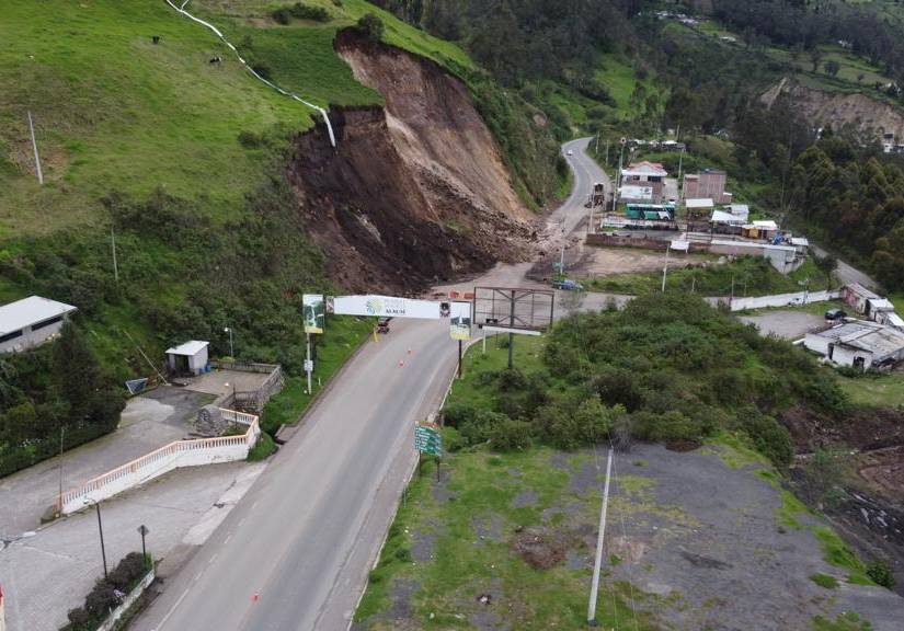 Cierre de la vía Guamote-Alausí, debido al hundimiento de la carretera y el deslizamiento del talud de la vía.