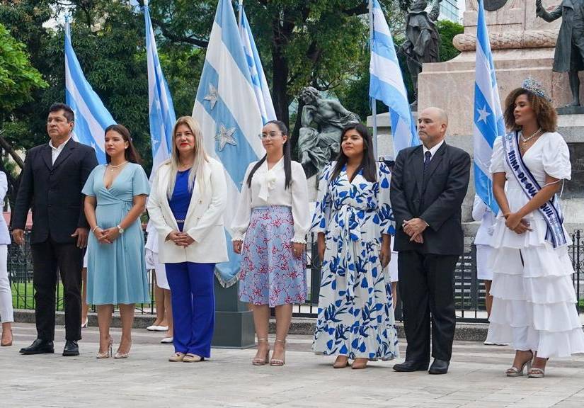 Autoridades participaron del acto de Pregón.