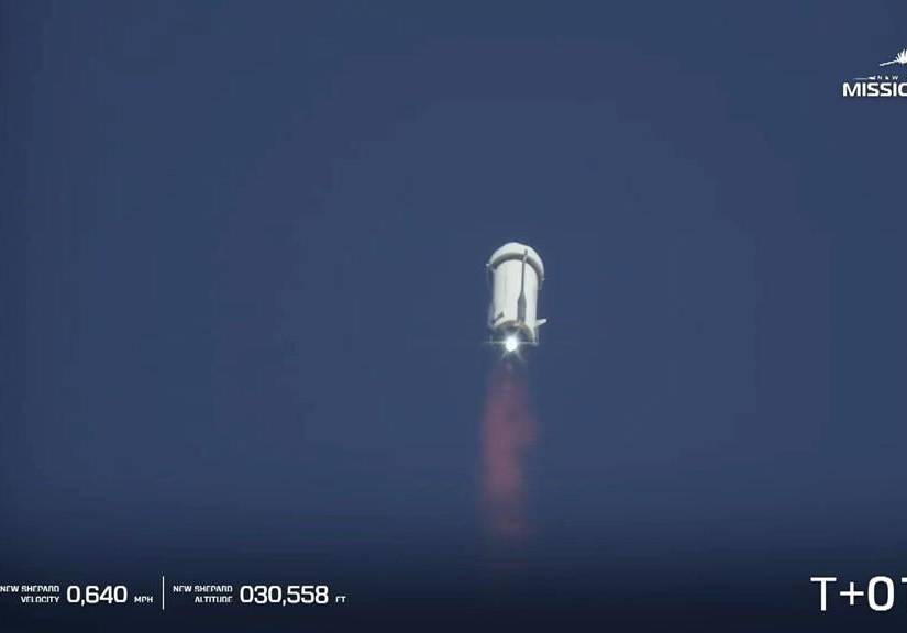 Cabina espacial de Blue Origin en pleno despegue.