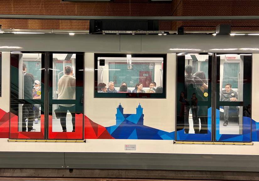 El servicio cuenta con 18 trenes y 15 estaciones ubicadas a lo largo de la ciudad.