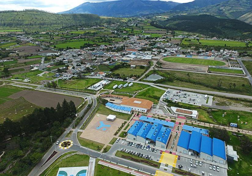 Yachay se compone de la Universidad y de la Ciudad del Conocimiento en una basta extensión de terreno en San Miguel de Urcuquí, provincia de Imbabura.