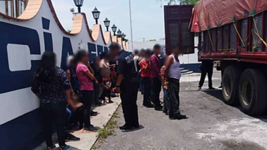 Rescatan en México a migrantes abandonados en un camión