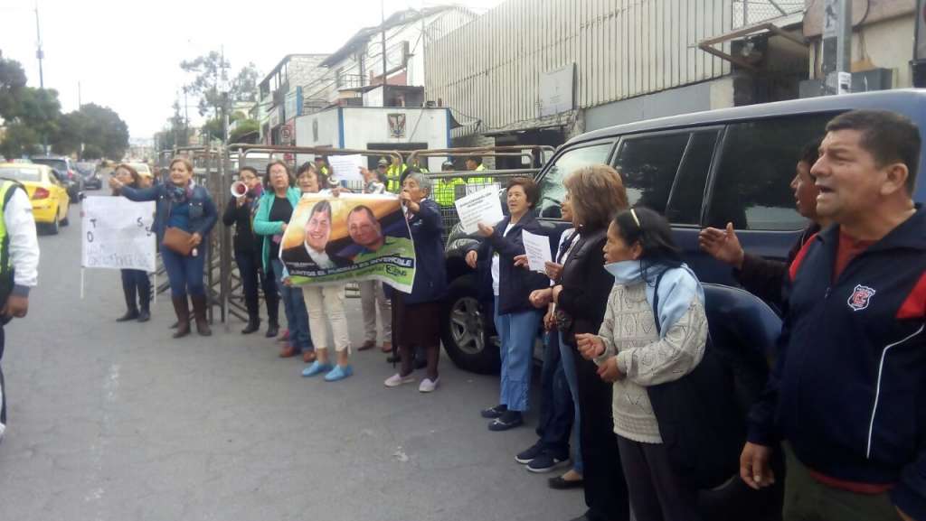Simpatizantes del exvicepresidente Glas realizan plantón en exteriores de Cárcel 4
