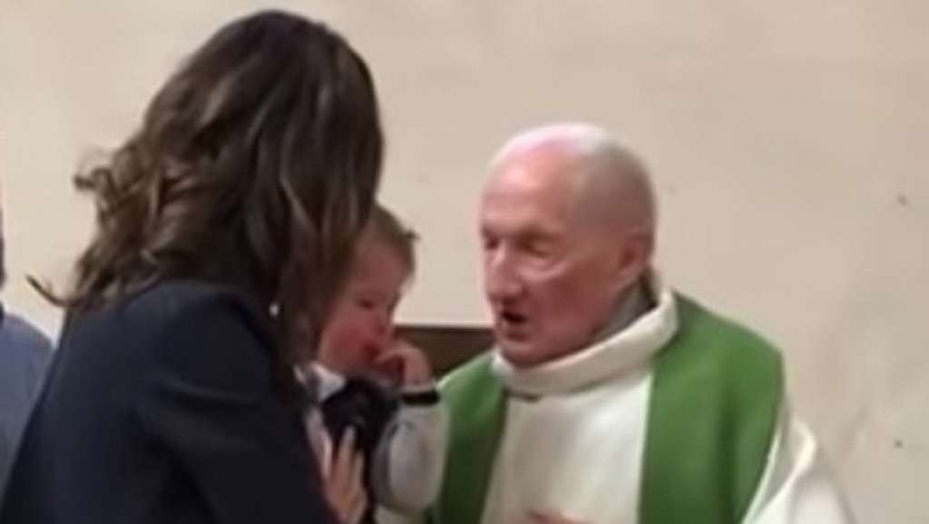 Un cura abofetea a un bebé durante un bautizo en Francia