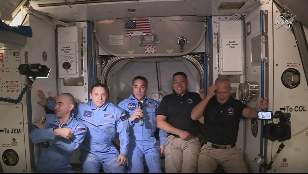 Astronautas de cápsula de SpaceX llegan a la Estación Internacional tras 19 horas de vuelo