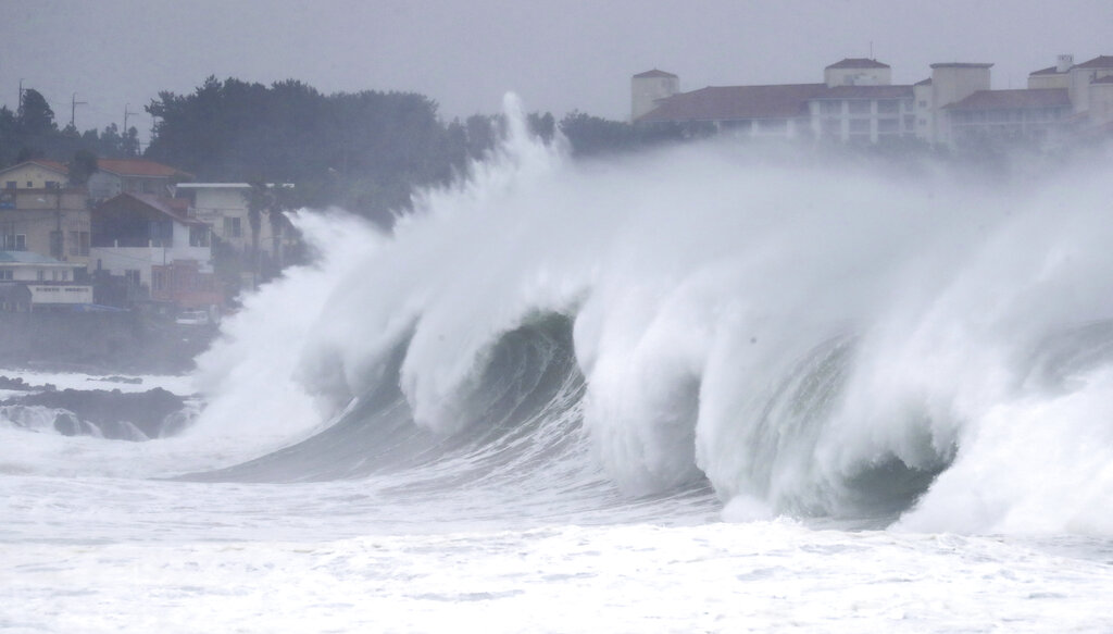 Lluvias golpean sur de Japón y Coreas se alistan para tifón