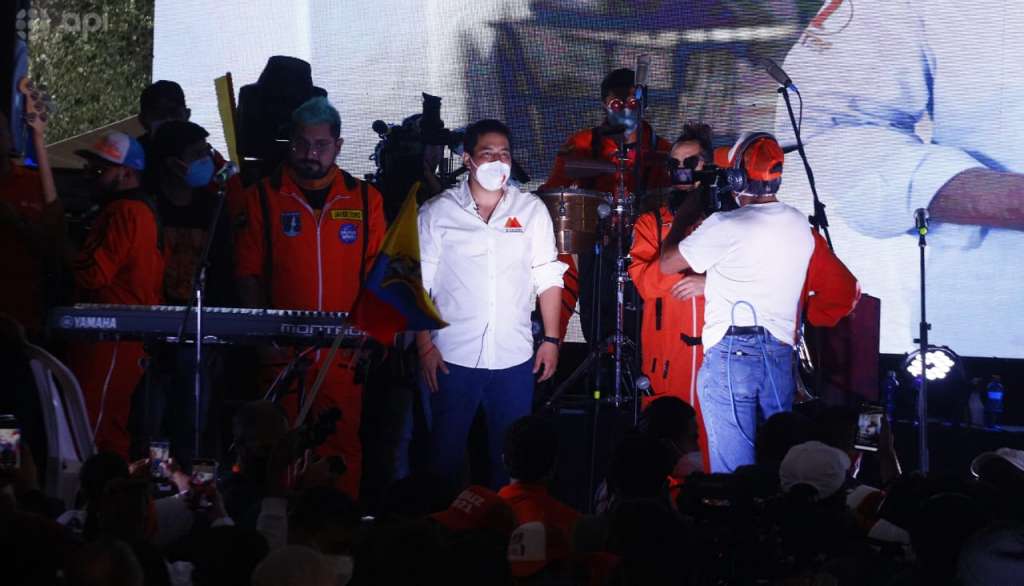 Acompañado de Correa, Arauz cierra campaña en Quito