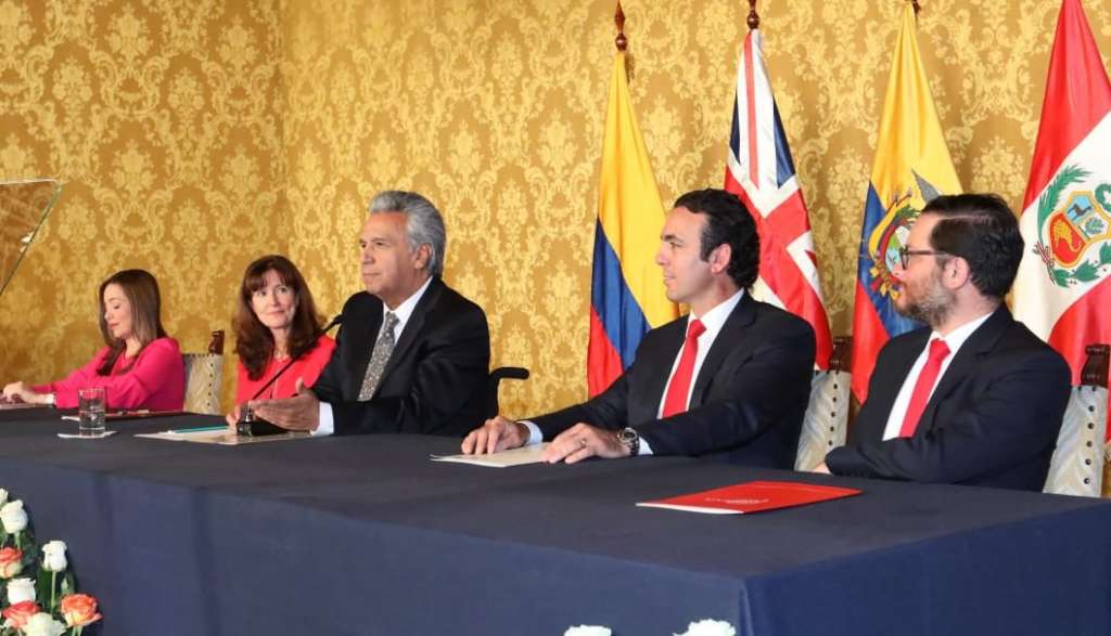 Ecuador firma acuerdo comercial con Reino Unido