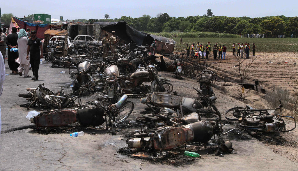 153 fallecidos tras la explosión de un camión cisterna en Pakistán