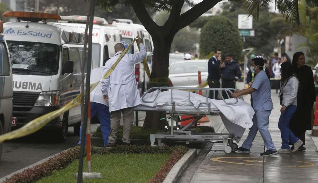 18 heridos por artefactos explosivos en clínica de Lima