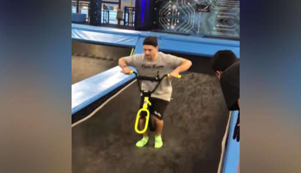 Impactante salto mortal en bicicleta sin ruedas