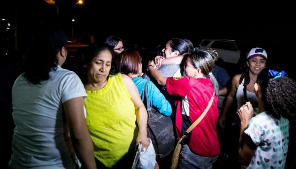 Venezuela libera a 36 opositores de un grupo de 80 en víspera de Navidad