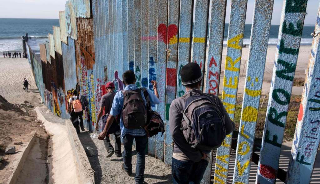 Prohíben a Trump devolver a solicitantes de asilo