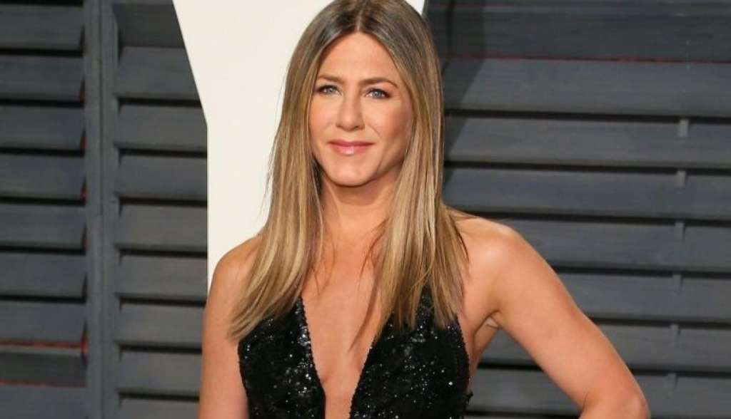 Jennifer Aniston posa en topless a sus 50 años