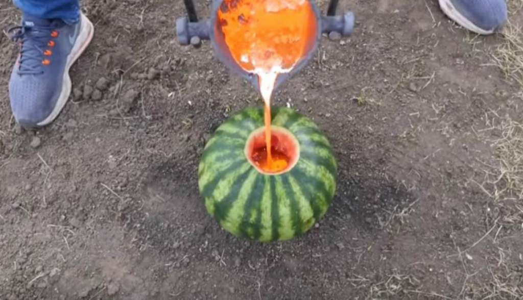 Sorprendente reacción al poner lava hirviendo en sandía