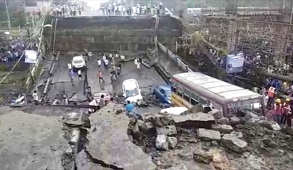 Se desploma paso elevado de una autopista en India