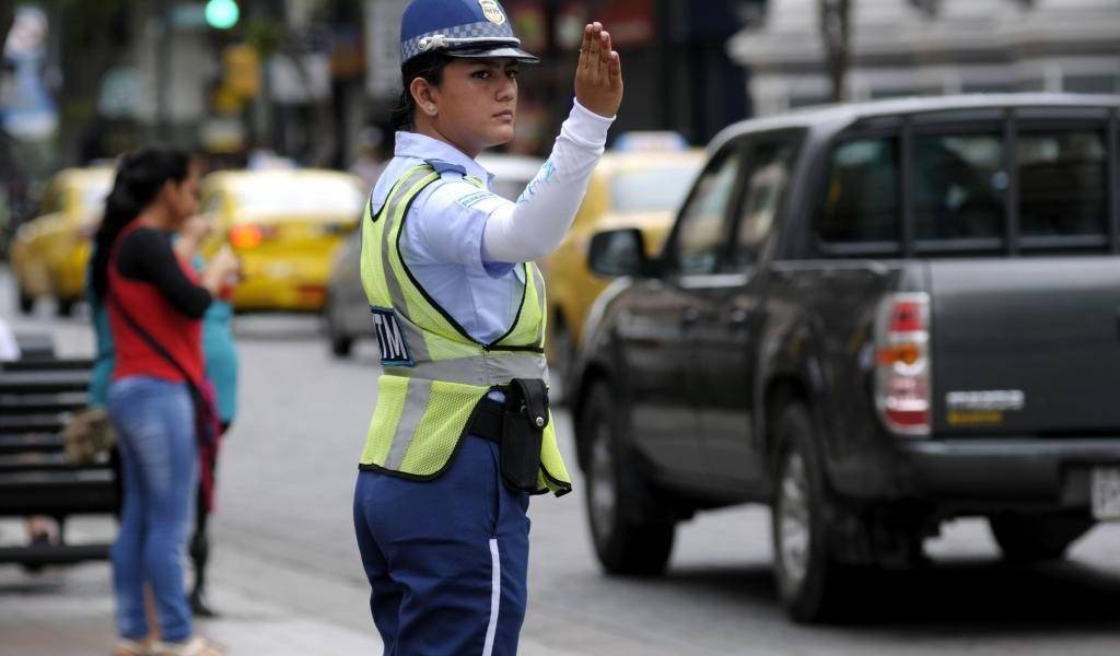 Regreso a clases: más de 700 vigilantes controlan el tránsito en Guayaquil