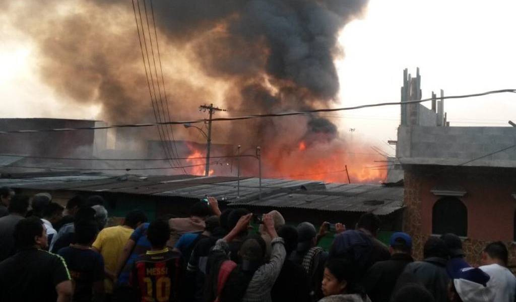 Bomberos guatemaltecos intentan sofocar incendio en distribuidora de gas