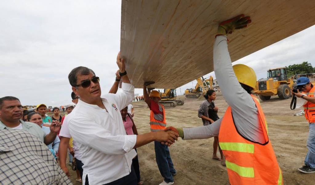 Correa dice que hospitales destruidos por terremoto están asegurados