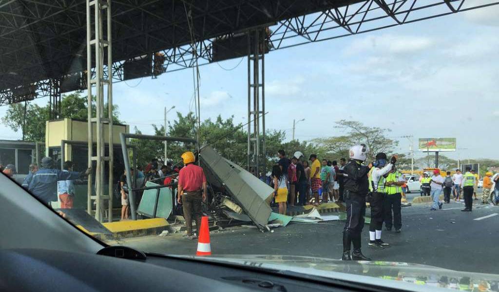 Herido grave tras accidente en caseta de peaje de Chongón