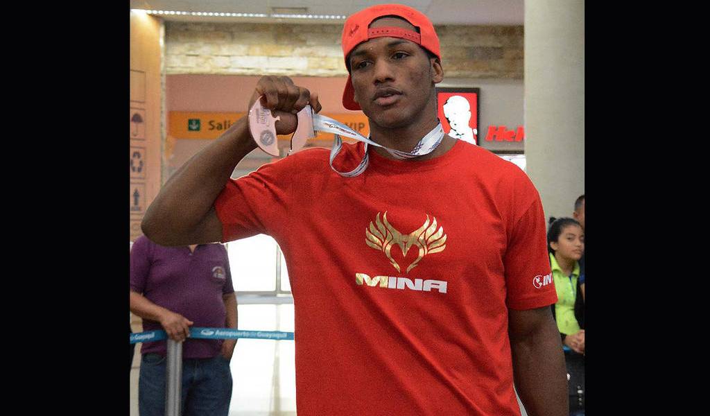 Carlos Mina arriba al país con su medalla de bronce