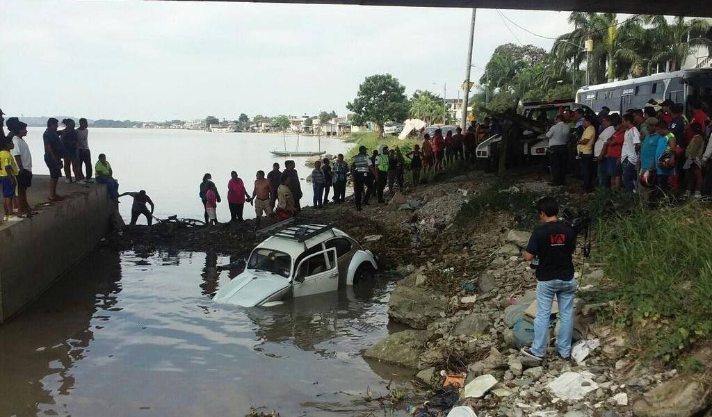 2 personas de la tercera edad quedan heridas tras caer vehículo a río en Durán